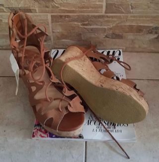Zapatos, cuñas, sandalias de Inside. Talla 40. de segunda mano por 28 EUR  en Los Bebederos en WALLAPOP