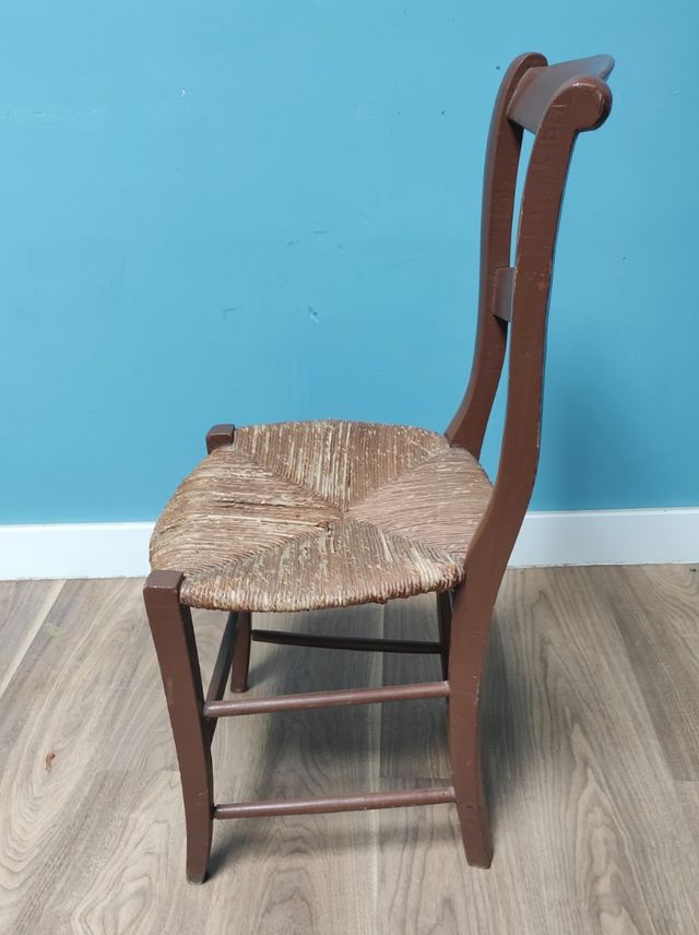 Silla vintage de madera y enea