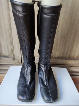 BOTAS ALTAS DE SEÑORA DE COLOR NEGRO de segunda mano por 15 EUR en Valencia  en WALLAPOP