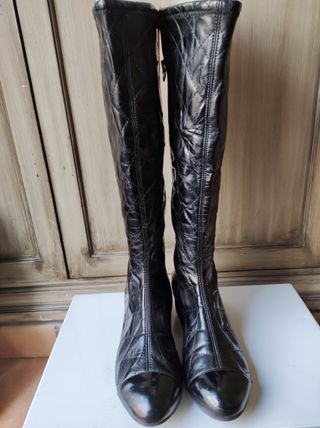BOTAS ALTAS DE SEÑORA COLOR NEGRO BRILLO de segunda mano por 15 EUR en  Valencia en WALLAPOP