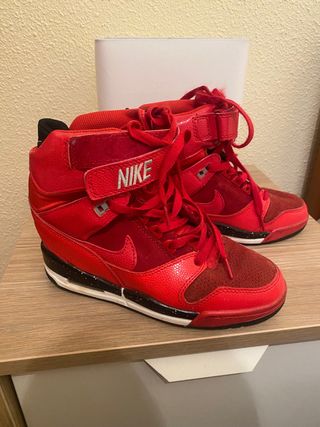 Botas zapatillas de cuña Nike rojas de segunda mano por 25 EUR en Sedaví en  WALLAPOP