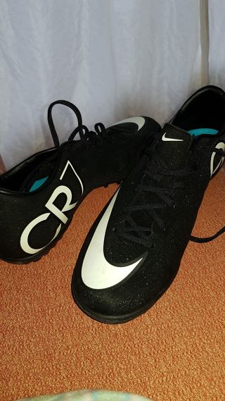 Botas de fútbol de multitacos y para fútbol sala de segunda mano por 30 EUR  en Barcelona en WALLAPOP
