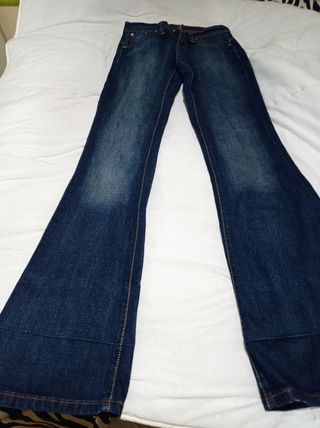 Pantalón vaquero Levis de campana de segunda mano por 30 EUR en Madrid en  WALLAPOP