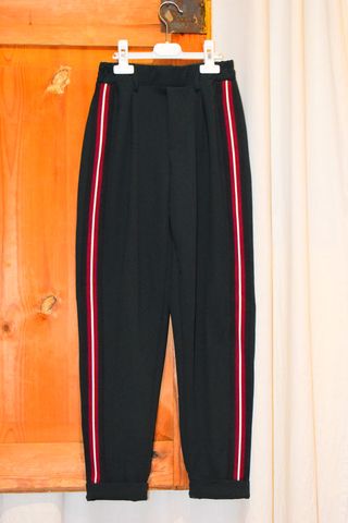 Pantalones verdes Bershka de segunda mano por 12 EUR en Sant Cugat del  Vallès en WALLAPOP