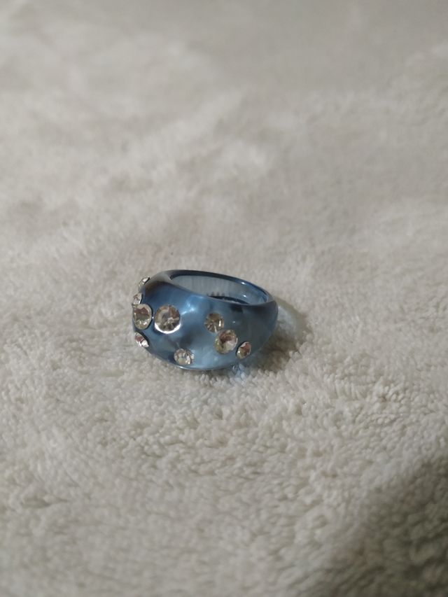 Anillo azul con piedras plateadas Bershka