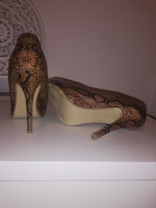 Zapatos tacón de lefties de segunda mano por 5 EUR en Almayate Bajo en  WALLAPOP