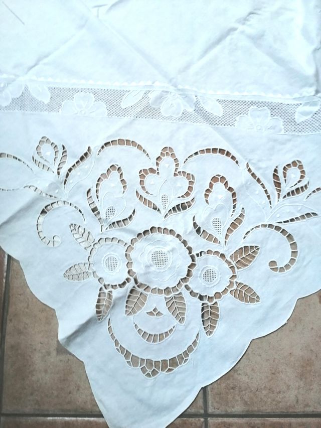 Tovaglia ricamata a mano cm 180x180