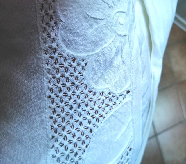 Tovaglia ricamata a mano cm 180x180