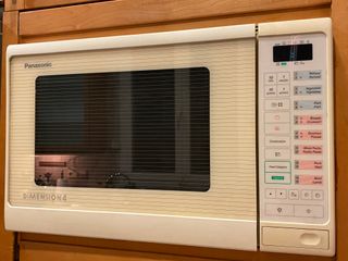 Horno Microondas Panasonic (+ en mi perfil) de segunda mano por 20 EUR en  Madrid en WALLAPOP