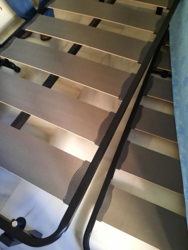 dos camas q. se pueden  abrir cuando hay invitado