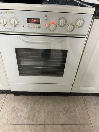 Horno AEG y vitroceramica de segunda mano por 80 EUR en Oviedo en WALLAPOP