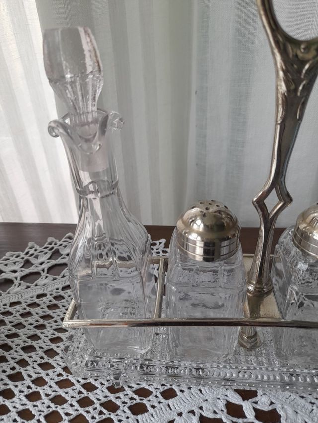 Set da tavola modernista per condire insalate