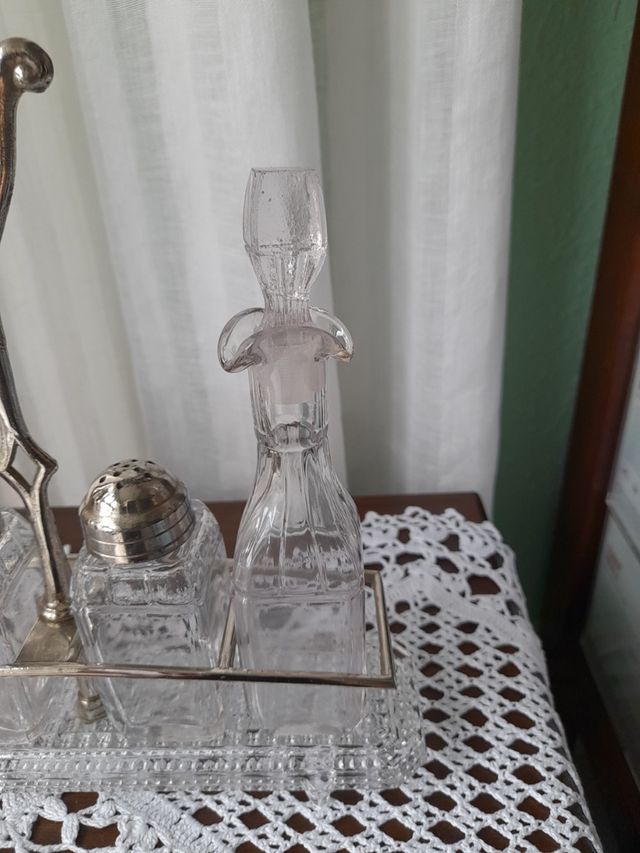 Set da tavola modernista per condire insalate