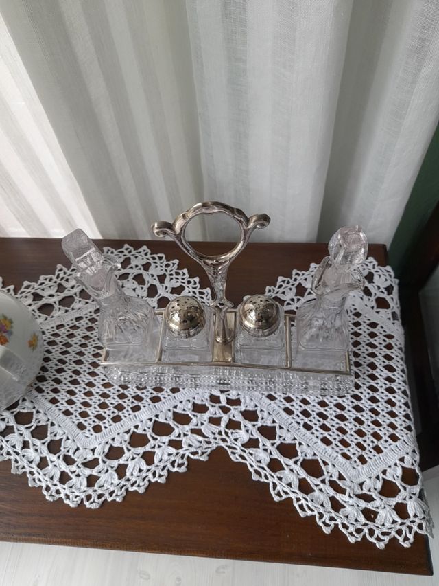 Set da tavola modernista per condire insalate