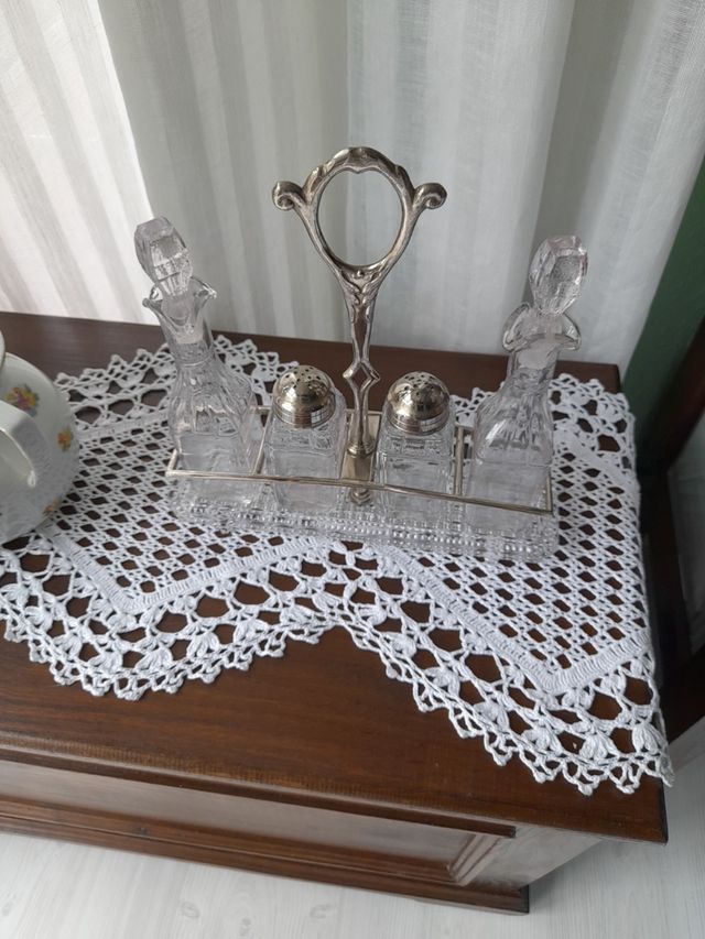 Set da tavola modernista per condire insalate