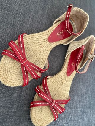 Sandalias marca Gloria Ortiz talla 38 de segunda mano por 8 EUR en Valencia  en WALLAPOP