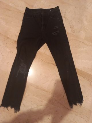 Tejanos rotos Bershka de segunda mano por 12 EUR en Rubí en WALLAPOP