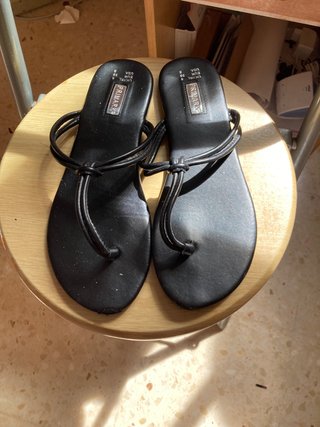 Sandalias negras bajitas de segunda mano por 5 EUR en Alicante en WALLAPOP