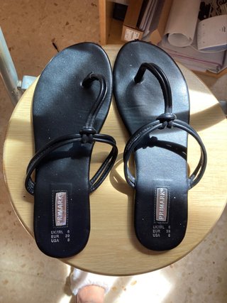 Sandalias negras bajitas de segunda mano por 5 EUR en Alicante en WALLAPOP