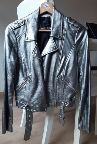 Chaqueta plateada Zara xs de segunda mano por 6 EUR en Barcelona en WALLAPOP
