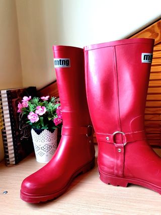 Botas de agua rojas, catiuscas, Katiuskas de segunda mano por 14 EUR en  Bertamirans en WALLAPOP