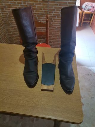 Botas de piel de ternera muy nueva de segunda mano por 35 EUR en Chiclana  de la Frontera en WALLAPOP