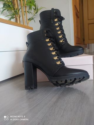 Botas mujer de segunda mano por 40 EUR en Las Cabañuelas en WALLAPOP