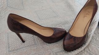 Zapatos tacón marrón chocolate de segunda mano por 50 EUR en Coslada en  WALLAPOP