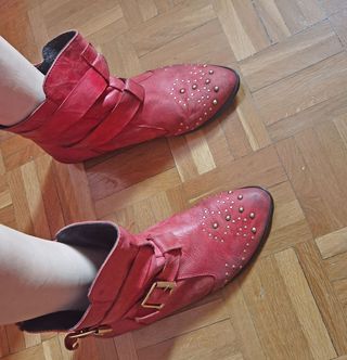 Botines rojos con tachuelas de segunda mano por 29 EUR en Madrid en WALLAPOP