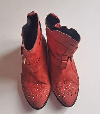 Botines rojos con tachuelas de segunda mano por 29 EUR en Madrid en WALLAPOP
