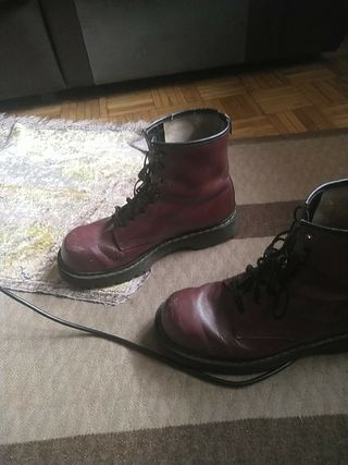 Dr Martens granate punta acero. 8 agujeros de segunda mano por 79 EUR en  Vegadeo en WALLAPOP