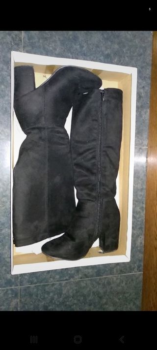 Botas Altas Negras de Terciopelo de segunda mano por 7 EUR en Torrelodones  en WALLAPOP