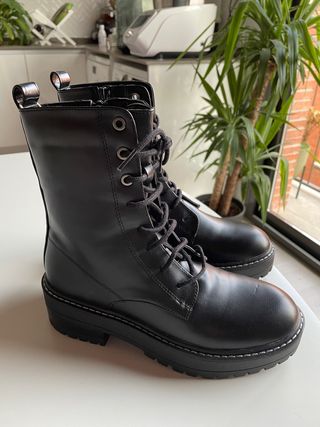 Botas planas negras Stradivarius 38 de segunda mano por 20 EUR en Caldes de  Montbui en WALLAPOP