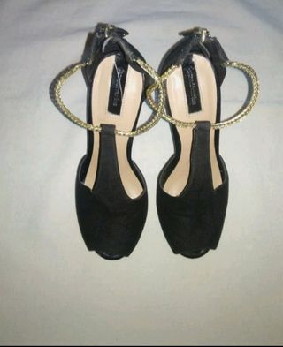 Sandalias negras Stradivarius. Talla: 37 de segunda mano por 8 EUR en  Madrid en WALLAPOP