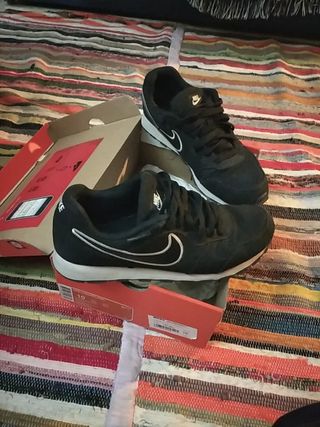 Zapatillas Nike MD Runner 2 Negras 44 \\/ 43 de segunda mano por 25 EUR en  Madrid en WALLAPOP