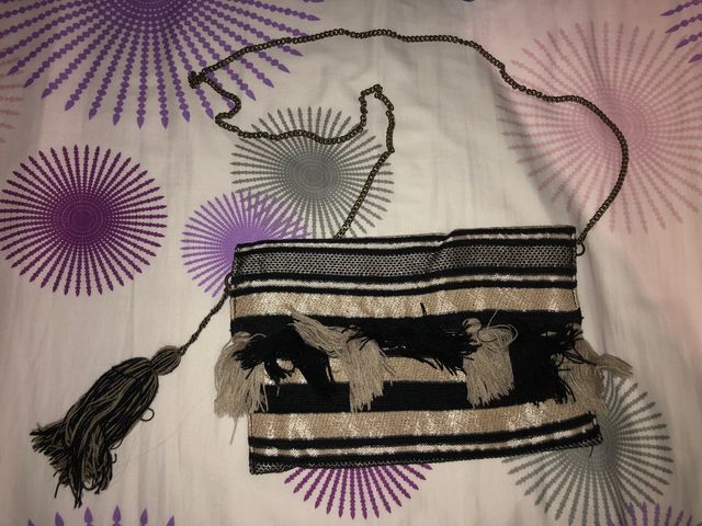 Bolso de mano negro y beige