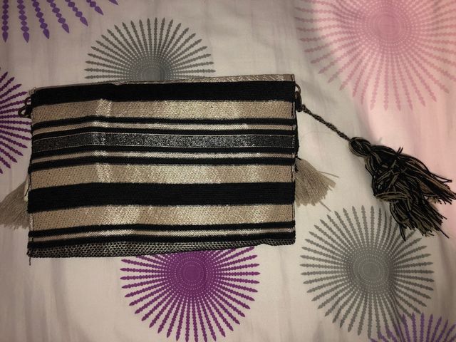 Bolso de mano negro y beige