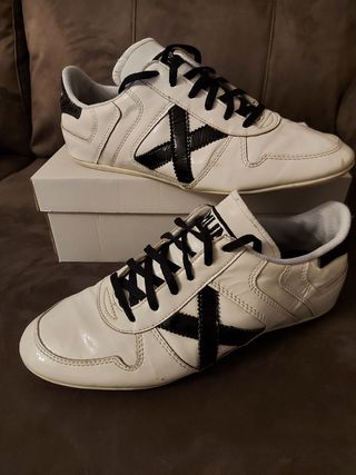 Zapatillas Munich Charol T.40 de segunda mano por 24 EUR en Madrid en  WALLAPOP