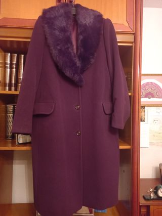 Abrigo en color berenjena. Talla 56 de segunda mano por 30 EUR en Madrid en  WALLAPOP