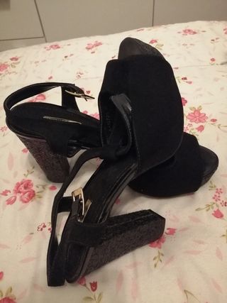 Tacones gruesos con tira tobillera de segunda mano por 5 EUR en Alicante en  WALLAPOP