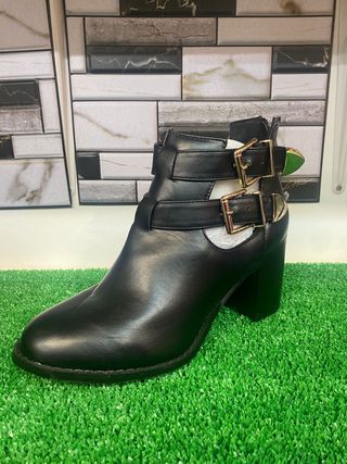 Rebajas botas negras de segunda mano por 20 EUR en Terrassa en WALLAPOP