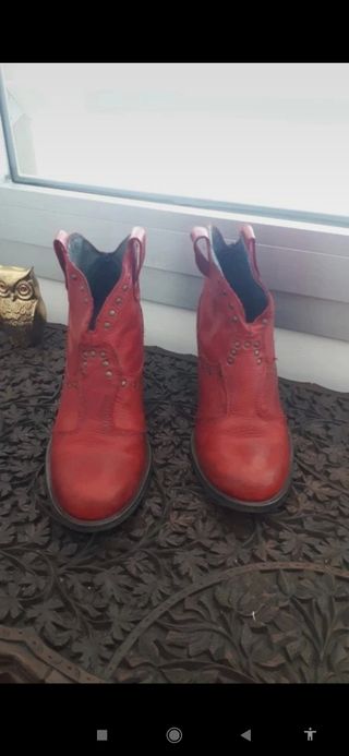 BOTINES COWBOY ROJOS de segunda mano por 15 EUR en Parla en WALLAPOP
