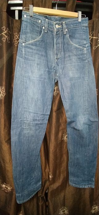 Pantalón LEVIS HOMBRE 28\\/34 de segunda mano por 10 EUR en Barcelona en  WALLAPOP