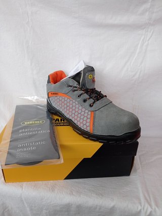 Zapatos de seguridad paredes con puntera reforzada de segunda mano por 30  EUR en Valladolid en WALLAPOP
