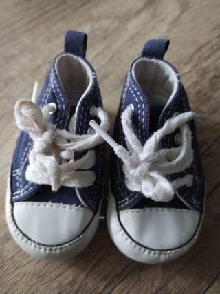 Zapatillas Converse bebé talla 17 de segunda mano por 6 EUR en Madrid en  WALLAPOP