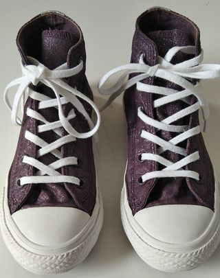 Converse altas, color uva y plata, talla 29 de segunda mano por 18 EUR en  Campo Olivar en WALLAPOP