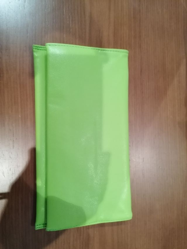 cartera de mano verde