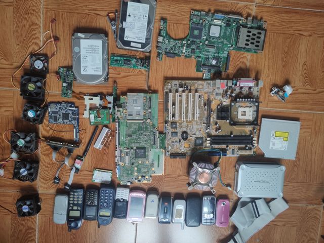 Lote tecnológico oro cobre y móviles chatarra