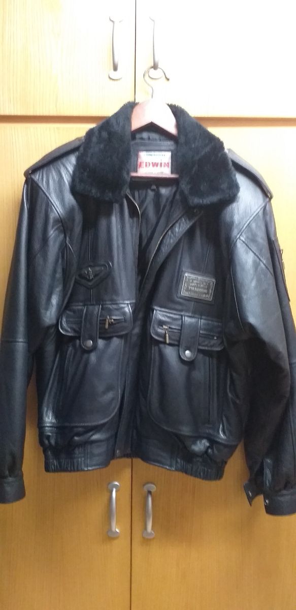 cazadora piel color negro.