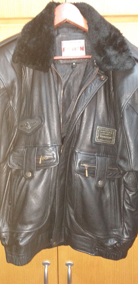 cazadora piel color negro.